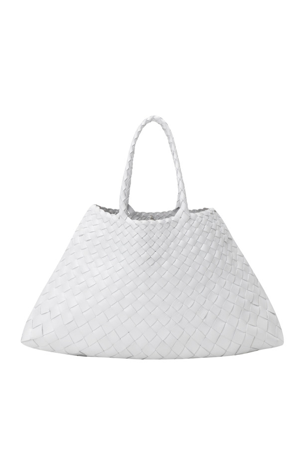 산타 크로체 스몰 - 화이트는 여성 고객을 위한 가방입니다. 가죽 소재의 화이트 컬러 토트백으로, 스몰 사이즈에 사각형 모양을 갖췄습니다. 핸드메이드 방식으로 제작되었으며, 불규칙한 가죽 직조 스트랩과 세인트 크리스토퍼 메달 참 장식이 돋보입니다. 오픈형 디자인으로, 데이트룩, 쇼핑룩, 카페룩 등 다양한 TPO에 클래식, 미니멀, 시크 스타일로 연출하기 좋습니다. 안감 처리는 되어 있지 않습니다.
