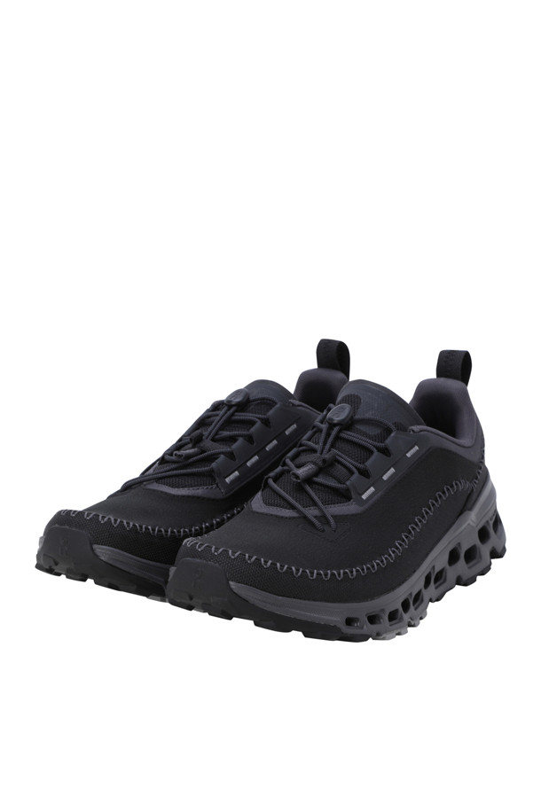 Cloudaway 2 (클라우드어웨이 2) - Black Eclipse (블랙 이클립스)는 남성용 러닝화로, 가볍고 편안한 착용감을 제공합니다. 블랙 컬러의 무지 디자인은 미니멀하고 스포티한 스타일을 연출하며, 토글 레이스 방식으로 간편하게 조절할 수 있습니다. 286g의 가벼운 무게와 발수 기능으로 쾌적한 러닝과 일상생활을 지원하며, 넓은 토박스는 편안한 발볼을 가진 분들에게 적합합니다. 러닝룩, 산책룩, 캐주얼 스타일 등 다양한 TPO에 활용할 수 있는 사계절용 신발입니다.
