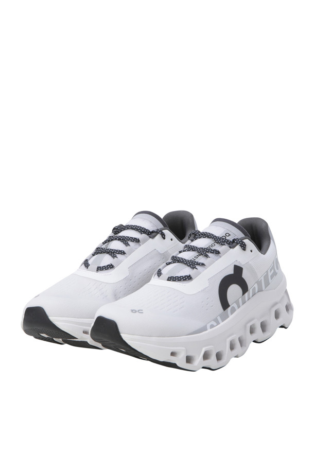 Cloudmonster (클라우드몬스터) - All White는 러닝과 일상에서 모두 활용 가능한 남성용 러닝화입니다. 미니멀, 스포티, 캐주얼 스타일을 아우르며 러닝룩과 피트니스룩에 적합합니다. 화이트 컬러의 무지 디자인으로, 라운드 앞코와 끈으로 여미는 스타일입니다. CloudTec® 쿠셔닝, Speedboard® 적용, Helion™ 슈퍼폼, 275g의 경량, 포워드 롤링 모션 등의 기술이 적용되어 쿠셔닝, 경량성, 반발력을 제공합니다. 사계절 모두 착용 가능하며, 발볼은 일반입니다.
