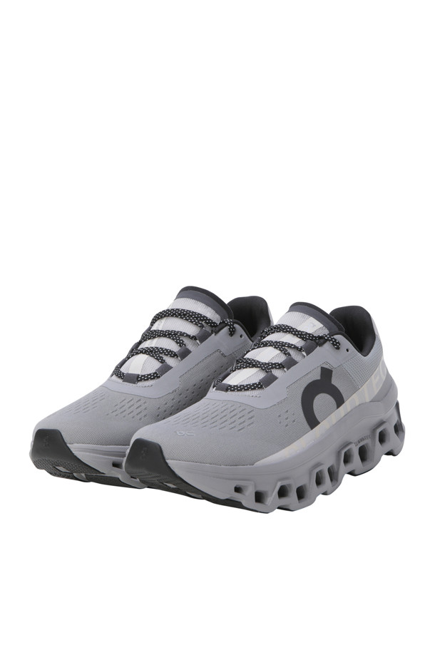Cloudmonster (클라우드몬스터) - Alloy Silver (얼로이 실버)는 러닝과 데일리 용도로 적합한 남성용 러닝화입니다. 실버와 그레이 컬러의 무지 디자인으로 미니멀, 스포티, 캐주얼 스타일을 연출하기 좋습니다. 합성소재를 사용하여 사계절 모두 착용 가능하며, 라운드 앞코에 끈으로 여미는 로우탑 스타일입니다. CloudTec® 쿠셔닝, Helion™ 슈퍼폼, Speedboard® 기술을 통해 뛰어난 쿠셔닝, 반발력, 경량성을 제공하여 275g의 가벼운 착용감을 느낄 수 있습니다. 발을 앞으로 밀어주는 포워드 롤링 모션으로 더욱 효율적인 러닝을 경험해 보세요.

