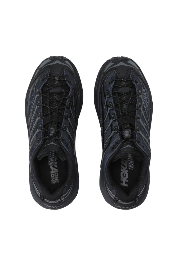 MAFATE THREE2 WORDM (마페이트 쓰리 투 워드엠) - BLACK/OUTER ORBIT은 남성용 운동화로, 하이킹과 트레일러닝에 적합합니다. 블랙 컬러의 라운드 앞코 디자인, 합성가죽 소재, 퀵레이스 신발 여밈, 미드컷 탑라인이 특징입니다. 압축 성형 EVA 미드솔과 Vibram® Megagrip 아웃솔을 사용하여 강력한 접지력을 제공하며, 쿠셔닝 기능을 갖춰 활동성을 높였습니다. 고프코어, 스포티, 캐주얼 스타일의 등산룩, 러닝룩, 캠핑룩에 잘 어울립니다.
