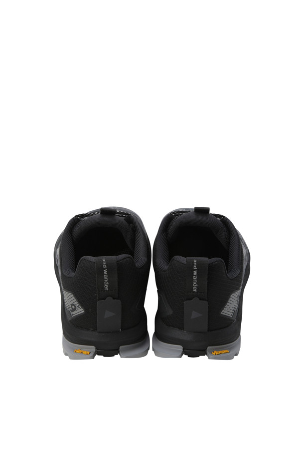 (AND WANDER) 알트라 × 앤드 원더 론 피크 9+ - D.GREEN은 하이킹과 트레일 러닝에 적합한 남성용 운동화입니다. 다크 그린과 블랙 컬러로 출시되었으며, 사계절 모두 착용 가능합니다. 라운드 앞코에 끈형 여밈, 로우탑 디자인으로 제작되었으며, 비브람 아웃솔을 사용하여 접지력을 강화했습니다. 방수 기능을 갖춘 트레일 러닝화로, 고프코어, 스포티, 캐주얼 스타일을 연출하기 좋습니다. 앤드 원더(and wander) 콜라보레이션 제품입니다.