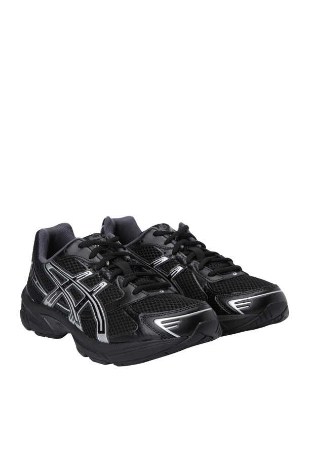 (ASICS) 젤-1130 - 블랙 퓨어 실버는 러닝 및 일상용으로 적합한 남성 운동화입니다. 블랙과 실버 컬러 배색이 세련된 디자인을 연출하며, 메쉬와 합성가죽 소재로 제작되어 통기성이 우수합니다. 라운드 앞코에 끈으로 여미는 스타일이며, 레트로 디자인과 로고 패턴이 특징입니다. 젤 쿠셔닝, SpEVA 미드솔, 듀오맥스, AHAR+ 기술을 통해 편안한 착화감을 제공하며, 캐주얼, 스포티, 러닝룩 스타일을 연출할 수 있습니다. 로우탑 디자인으로 발목을 안정적으로 잡아줍니다.
