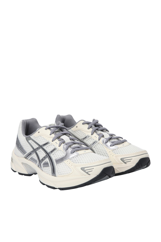 (ASICS) 젤-1130 W - 크림 클레이 그레이는 러닝과 일상에서 모두 활용 가능한 여성 운동화입니다. 크림과 클레이 그레이 컬러 조합이 은은한 멋을 자아내며, 라운드 앞코 디자인으로 편안한 착용감을 제공합니다. 메쉬 및 합성가죽 소재를 사용하여 통기성을 높였으며, 플랫 굽에 끈으로 여미는 스타일입니다. 젤 쿠셔닝, SpEVA 미드솔, 듀오맥스 기술이 적용되어 편안한 착화감을 선사하며, 레트로 디자인이 돋보입니다. 캐주얼, 미니멀, 레트로 스타일의 러닝룩과 산책룩에 매치하기 좋습니다.
