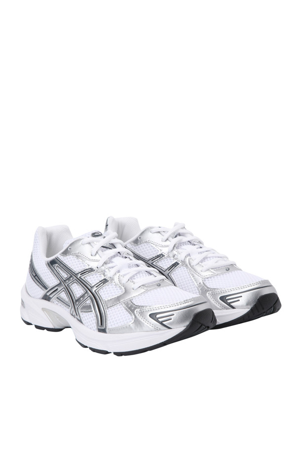 (ASICS) 젤-1130 - 화이트 퓨어 실버는 남성 러닝을 위한 스포티한 스타일의 운동화입니다. 메쉬와 합성가죽 소재를 사용하여 통기성과 경량성을 높였으며, 라운드 앞코에 끈으로 여미는 디자인입니다. 젤 쿠셔닝, SpEVA 미드솔, 듀오맥스, AHAR+ 기술이 적용되어 편안한 착용감을 제공합니다. 화이트와 실버 컬러, 로고 패턴으로 미니멀하면서 세련된 러닝룩을 연출할 수 있습니다.
