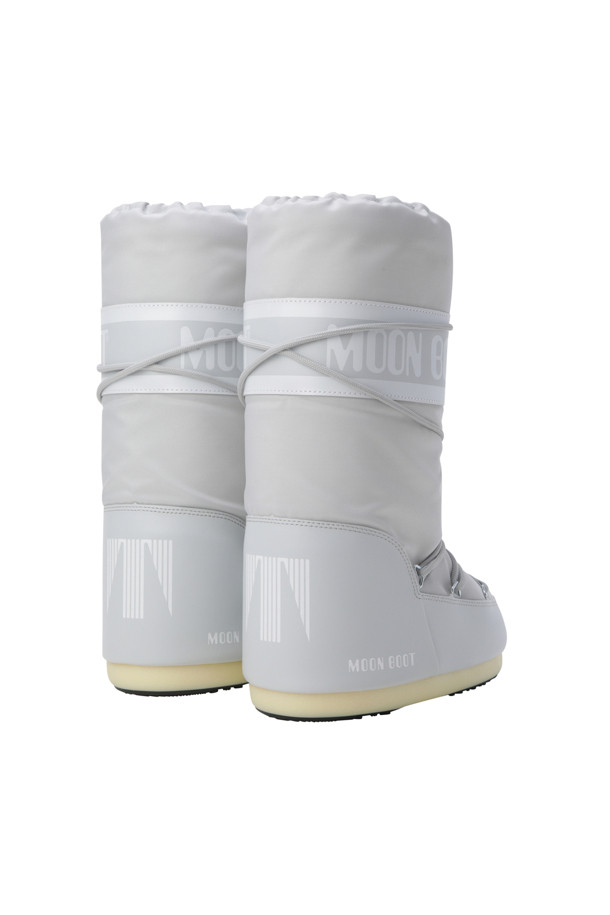 MB 아이콘 나일론 - 글래시어 그레이 부츠는 남녀 모두 착용 가능한 젠더리스 디자인의 겨울용 신발입니다. 생활 방수 기능과 경량 소재를 사용하여 편안한 착용감을 제공하며, 무지 패턴의 그레이 컬러와 캐주얼하고 미니멀한 스타일을 연출합니다. 크로스 레이스 디테일과 슬립온 스타일로 편리하게 신고 벗을 수 있으며, 멀티사이즈 폼 내피가 적용되어 쾌적함을 더했습니다. 플랫 굽 디자인으로 활동성을 높였으며, 일상생활에서 폭넓게 활용하기 좋습니다.
