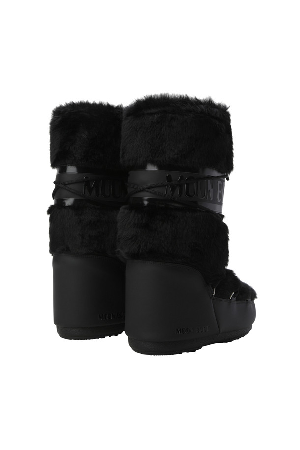 MB 아이콘 퍼(faux fur) - 블랙 부츠는 여성용 겨울 부츠입니다. 블랙 컬러의 무지 디자인으로, 캐주얼, 미니멀, 클래식 스타일을 연출하기 좋습니다. 인조 모피와 고무 소재를 사용하여 보온성과 접지력을 높였으며, 미드컷 탑라인과 슬립온 또는 레이스업 방식을 선택할 수 있습니다. 경량의 플랫 굽과 멀티사이즈 폼 내피, 크로스 튜블러 레이스, PVC 힐 카운터가 특징입니다. 안감은 인조 모피로 마감되어 포근한 착용감을 제공합니다.

