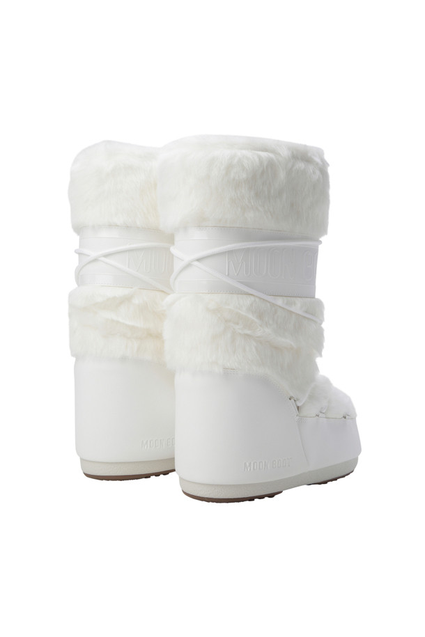 MB 아이콘 포 페이크 퍼 - 옵티컬 화이트는 여성용 부츠로, 겨울철 일상에서 따뜻하고 스타일리시하게 착용할 수 있습니다. 둥근 앞코와 플랫 굽 디자인으로 편안한 착용감을 제공하며, 인조 모피 안감과 보온성을 높여주는 특징을 지닙니다. 눈처럼 깨끗한 옵티컬 화이트 컬러와 무지 패턴이 미니멀, 클래식한 스타일을 연출합니다. 슬립온 또는 레이스업 방식으로 간편하게 신고 벗을 수 있으며, 경량 소재와 멀티사이즈 폼 내피로 편안함과 사이즈 조절 기능을 더했습니다.

