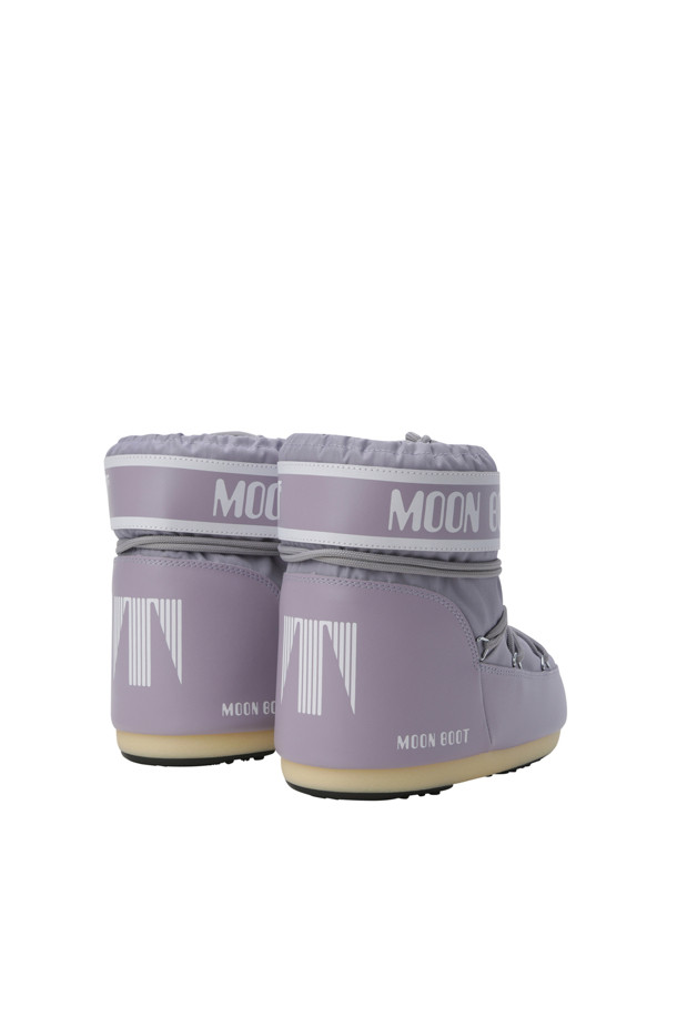 MB 아이콘 로우 나일론 - 라일락은 여성용 부츠로, 겨울철 일상에서 산책룩이나 캐주얼, 미니멀 스타일을 연출하기 좋습니다. 부드러운 라일락 컬러의 무지 디자인이 특징이며, 나일론과 고무 소재를 사용하여 편안함과 내구성을 높였습니다. 플랫 굽에 로우탑 디자인으로 활동성을 더하고, 슬립온 또는 레이스업 방식의 신발 여밈으로 간편하게 착용할 수 있습니다. 생활 방수 기능과 발 보호 기능을 제공하며, 멀티 사이즈 폼 내피와 PVC 트리밍으로 마감하여 실용성을 더했습니다.
