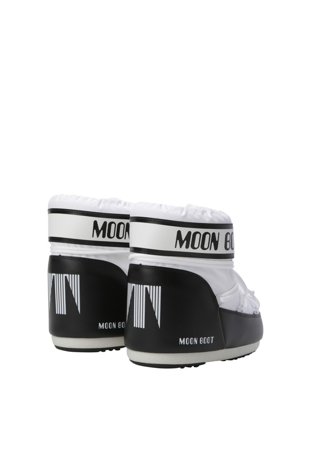 MB 아이콘 로우 나일론 - 화이트는 여성용 부츠로, 캐주얼 및 미니멀 스타일을 지향합니다. 라운드 앞코에 로우탑 디자인으로, 가을, 겨울에 착용하기 좋습니다. 화이트, 블랙 두 가지 색상으로 출시되었으며, 나일론, PVC, 고무 소재를 사용하여 생활 방수 기능과 접지력을 강화했습니다. 멀티사이즈 폼 내피와 달 착륙에서 영감을 받은 디자인이 특징이며, 슬립온 또는 크로스 레이스 방식으로 신을 수 있습니다.
