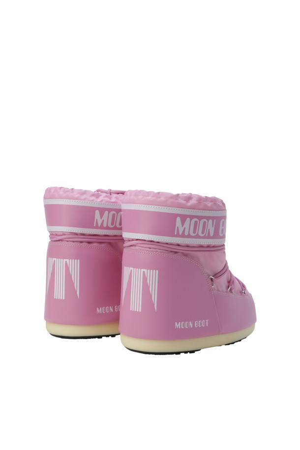 MB 아이콘 로우 나일론 - 핑크 (사이즈 255)는 여성용 부츠로, 일상생활에서 편안하게 착용할 수 있습니다. 핑크 컬러의 무지 디자인에 라운드 앞코, 로우컷 탑라인이 특징이며, 캐주얼, 미니멀, 스포티 스타일을 연출하기 좋습니다. 나일론, 고무, PVC 등의 주요 소재로 제작되었으며, 폼 안감과 플랫 굽으로 편안한 착용감을 제공합니다. 생활 방수 기능과 멀티사이즈 폼 내피, 접지력 강화, 달 착륙 디자인에서 영감을 받은 디자인이 돋보입니다. 여행룩이나 산책룩에 매치하여 개성 있는 스타일을 완성해보세요.
