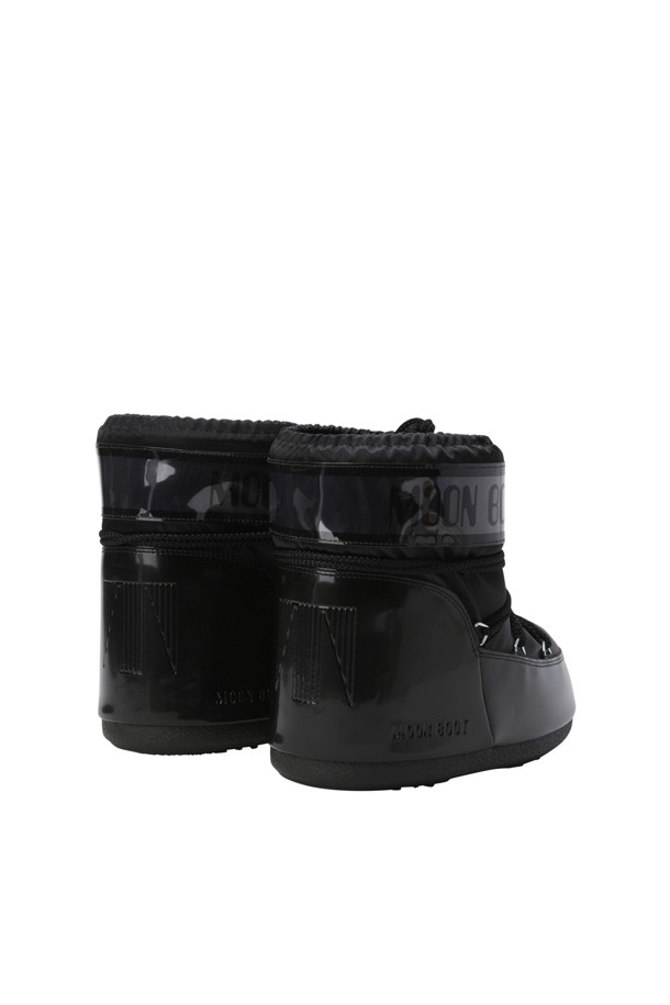 255 사이즈의 MB ICON LOW GLANCE SATIN - BLACK 부츠는 달 착륙에서 영감을 받은 디자인으로, 겨울철 스타일을 완성하는 데 적합합니다. 새틴 소재 특유의 광택이 고급스러운 느낌을 주며, 뛰어난 보온성으로 한겨울 추위에도 따뜻하게 착용할 수 있습니다. 플랫 굽과 가벼운 중창은 편안한 착용감을 제공하며, 남녀 구분 없이 누구나 즐길 수 있는 디자인입니다. 미니멀, 클래식, 캐주얼 등 다양한 스타일을 소화하며 강력한 접지력으로 안정적인 보행을 돕습니다.
