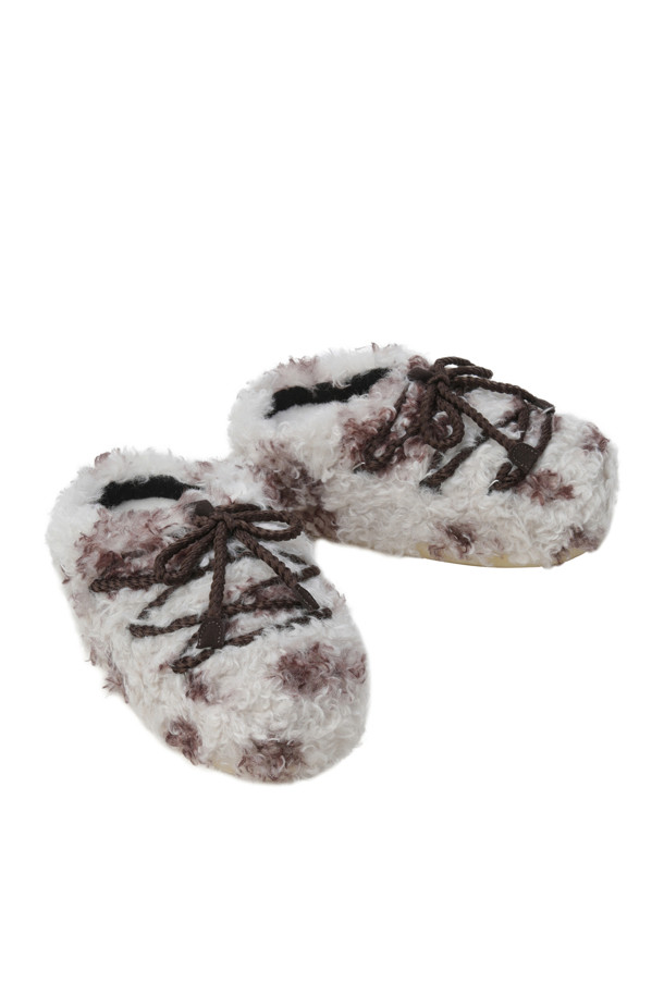 MB EVX 뮬 - 컬리 카우는 여성 고객을 위한 데이트룩, 휴가룩, 미니멀, 클래식, 캐주얼 스타일을 아우르는 뮬입니다. 화이트와 브라운 두 가지 색상으로 출시되었으며, 봄, 여름 계절에 착용하기 좋습니다. 라운드 앞코에 소가죽 소재로 제작되어 부드럽고 고급스러운 착용감을 선사합니다. 슬립온 디자인으로 편안하게 신고 벗을 수 있으며, 멀티사이즈 폼 내피, 가벼운 중창, 강력한 접지력으로 활동성을 높였습니다. 로우컷 탑라인과 플랫 로우힐 굽으로 편안함과 스타일을 동시에 잡았습니다.
