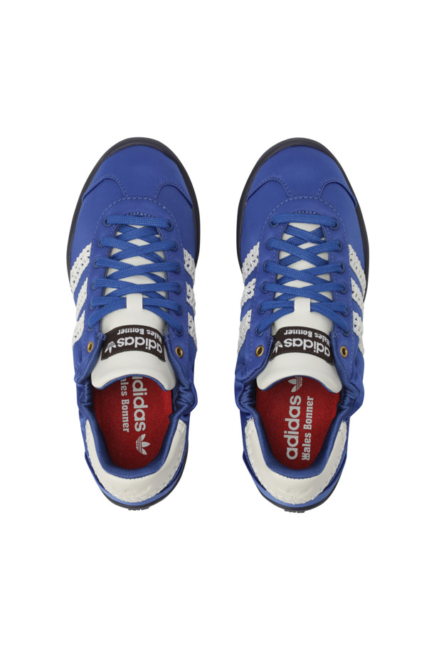 아디다스 X 웨일즈 보너 KARINTHA LO SATIN - 블루 쿼츠는 여성용 운동화입니다. 은은한 광택이 돋보이는 새틴 소재와 고급스러운 가죽의 조화가 돋보이며, 라운드 앞코에 플랫 굽으로 편안함을 더했습니다. 끈으로 여미는 디자인에, 스트라이프 패턴과 크로셰 디테일이 특징이며, 로우컷 탑라인으로 세련된 룩을 연출합니다. 데이트룩, 여행룩과 같은 TPO(Time, Place, Occasion)에 캐주얼, 클래식, 미니멀 스타일을 더해 활용하기 좋습니다. 웨일즈 보너 로고가 디자인의 완성도를 높입니다.
