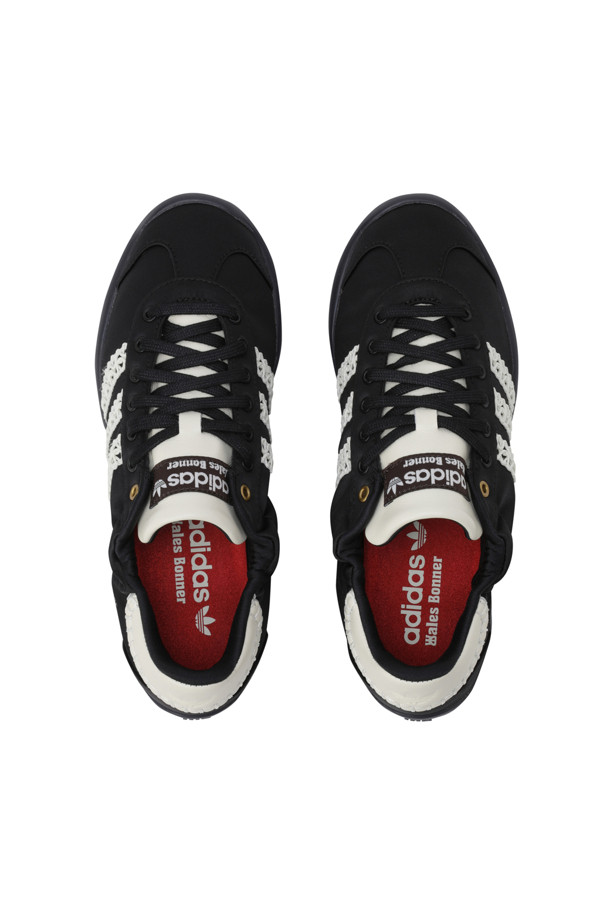 아디다스 X 웨일즈 보너 KARINTHA LO 새틴 - 코어 블랙/다크 브라운/크림 화이트 여성 운동화는 일상 및 캐주얼 스타일을 위한 제품입니다. 라운드 앞코에 로우 컷 탑라인, 레이스업 여밈으로 클래식한 디자인을 강조하며, 봄, 여름, 가을 계절에 착용하기 좋습니다. 블랙, 다크브라운, 크림 화이트의 세 가지 색상 조합과 새틴 소재가 은은한 광택감을 선사합니다. 크로셰와 스트라이프 패턴이 돋보이며, 웨일즈 보너 콜라보레이션으로 특별함을 더했습니다. 데이트룩, 출근룩 등 다양한 TPO에 미니멀하고 캐주얼한 스타일을 연출할 수 있습니다.
