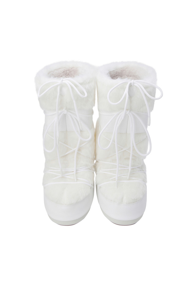 엠비 아이콘 퍼 부츠 - 옵티컬 화이트는 겨울철 데일리룩, 산책룩, 동네 마실룩에 어울리는 여성 부츠입니다. 라운드 앞코에 플랫 굽으로 편안함을 더했으며, 미니멀, 캐주얼, 클래식 스타일을 연출하기 좋습니다. 부드러운 퍼 안감과 PVC, 나일론, 퍼 소재를 사용하여 따뜻하고 포근한 착용감을 제공합니다. 레이스업 디자인과 미끄럼 방지 밑창, 입구 조절 기능, 실버톤 메탈 아일릿, 교차형 튜브 레이스가 특징입니다. 화이트 컬러의 무지 디자인으로 다양한 스타일에 매치하기 용이합니다.
