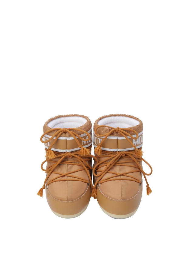 MB 아이콘 로우 나일론 부츠 - 코냑은 여성용 부츠로, 가을과 겨울에 따뜻하고 스타일리시하게 착용할 수 있습니다. 코냑색상의 나일론, PVC, 고무 소재를 사용하여 제작되었으며, 플랫 굽으로 편안한 착용감을 제공합니다. 방수 기능과 미끄럼 방지 밑창으로 기능성을 더했으며, 레이스업 스타일과 실버톤 메탈 아일릿이 특징입니다. 캐주얼, 미니멀, 클래식 스타일의 겨울 데일리룩, 산책룩, 여행룩에 모두 잘 어울립니다. 발수 기능과 입구 조절 기능으로 실용성을 높였습니다.
