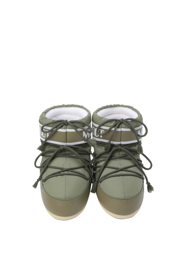 MB 아이콘 로우 나일론 부츠 - 카키는 캐주얼, 미니멀, 고프코어 스타일을 즐기는 여성들을 위한 부츠입니다. 가을, 겨울에 적합하며, 일상, 산책, 여행 등 다양한 TPO에 활용할 수 있습니다. 100% 발수 기능을 갖춘 나일론, PVC, 고무 혼방 소재로 제작되어, 눈이나 비가 오는 날씨에도 쾌적하게 착용 가능합니다. 실버톤 메탈 아일릿과 교차형 튜브 레이스가 특징이며, 미끄럼 방지 고무 트레드 밑창으로 안정적인 보행을 도와줍니다. 입구 부분 끈 조절을 통해 편안한 착용감을 제공하며, 좌우 구분 없이 편리하게 신을 수 있습니다.
