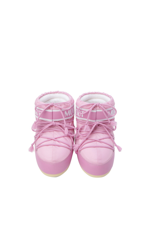 MB 아이콘 로우 나일론 부츠 - 핑크 (230 사이즈)는 겨울철 여성의 스타일을 책임질 부츠입니다. 라운드 앞코에 핑크 컬러가 사랑스러운 분위기를 연출하며, 캐주얼, 미니멀, 고프코어 스타일을 모두 소화할 수 있습니다. 발수 기능의 나일론, PVC, 고무 소재로 제작되어 일상, 여행, 휴가 등 다양한 TPO에 적합합니다. 앵클 탑라인과 레이스업 디자인, 실버톤 메탈 아일릿, 교차형 튜브 레이스, 그리고 미끄럼 방지 고무 트레드 밑창이 특징입니다. 굽 높이는 로우 플랫이며, 입구 부분 끈으로 착용감을 조절할 수 있습니다.
