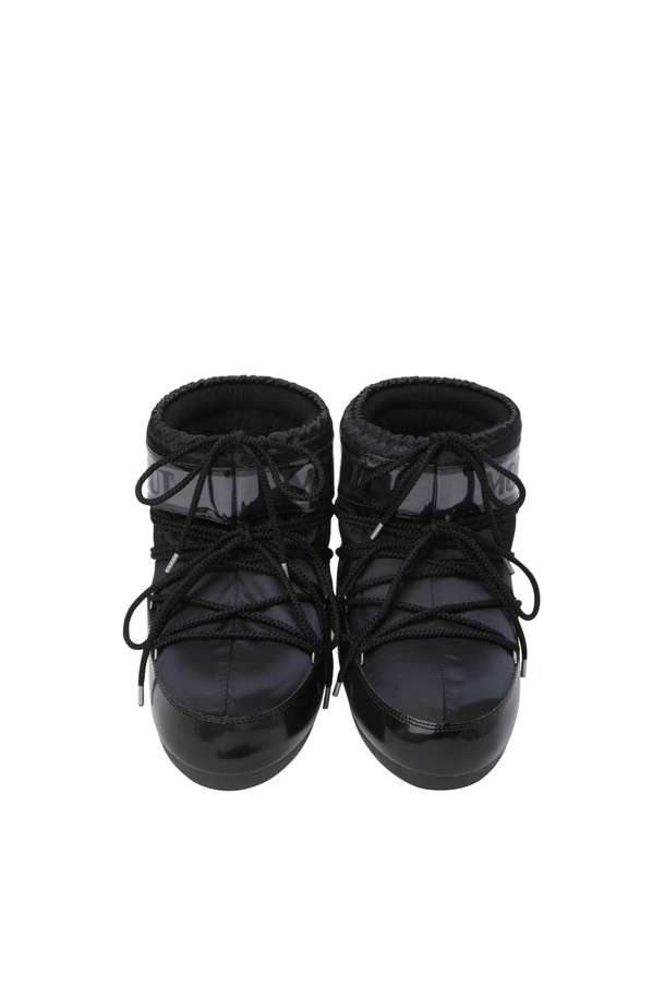 225~230 사이즈의 MB ICON LOW GLANCE SATIN 부츠 - 블랙을 소개합니다. 여성 및 젠더리스를 위한 이 부츠는 PVC, 나일론, 새틴 소재로 제작되어 일상생활에서 세련된 스타일을 연출합니다. 발수 기능과 실버톤 메탈 아일릿, 교차형 튜브 레이스, 그리고 미끄럼 방지 밑창이 특징이며 앵클 탑라인으로 디자인되었습니다. 출근룩과 여행룩에 미니멀, 시크, 캐주얼 스타일을 더해보세요. 입구 부분의 끈으로 착용감을 조절할 수 있습니다.
