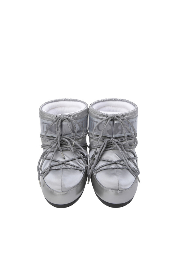 (사이즈 225~230 / 255) MB ICON LOW GLANCE SATIN BOOTS - 실버 부츠는 여성 및 젠더리스를 위한 겨울철 데일리룩, 산책룩, 여행룩에 어울리는 부츠입니다. 미니멀, 캐주얼, 시크 스타일을 연출할 수 있으며, 발수 소재의 PVC, 나일론, 새틴 소재로 제작되었습니다. 실버 컬러의 무지 패턴으로, 메탈 아일릿과 교차형 튜브 레이스, 그리고 레이스업 방식의 신발 끈을 사용하여 끈으로 착용감을 조절할 수 있습니다. 미끄럼 방지 밑창과 좌우 구분 없는 디자인으로 편안함과 스타일을 동시에 잡았습니다.
