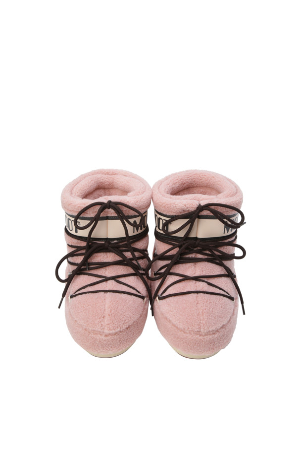 MB 아이콘 로우 플리스 부츠 - 핑크는 여성 및 젠더리스를 위한 겨울 부츠입니다. 라운드 앞코에 플랫 굽으로 편안함을 강조했으며, 플리스 안감과 PVC, 나일론, 플리스 소재를 사용하여 보온성을 높였습니다. 앵클 탑라인과 레이스업 잠금장치 디자인이 특징이며, 미끄럼 방지 밑창과 실버톤 메탈 아일릿, 교차형 튜브 레이스, 그리고 입구 끈 조절 기능으로 실용성을 더했습니다. 겨울 데일리룩, 산책룩, 동네 마실룩 등 캐주얼, 미니멀, 고프코어 스타일을 즐기는 분들께 적합합니다.