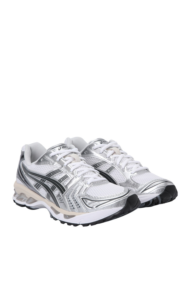 (AISCS) 젤-카야노 14 - 옵시디안 그레이/시멘트 그레이는 남성 러닝을 위해 디자인된 운동화입니다. 그레이와 화이트 컬러 배색에 라운드 앞코, 끈으로 여미는 디자인이 특징입니다. 메쉬 및 합성가죽 소재를 사용하여 통기성을 높였으며, 젤 쿠셔닝, SpEVA 미드솔, 듀오맥스, AHAR+ 기술이 적용되어 편안한 착용감을 제공합니다. 레트로 스타일과 스포티한 감각을 동시에 느낄 수 있으며, 사계절 어떤 룩에도 잘 어울리는 캐주얼한 아이템입니다.
