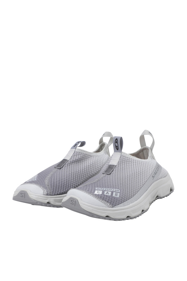 RX MOC 3.0 - Glacier Gray/Sharkskin/Silver Metallic X 남성 운동화는 그레이와 실버 컬러의 조화가 돋보이는 슬립온 스타일의 제품입니다. 메쉬와 EVA 소재를 사용하여 봄, 여름, 가을 계절에 적합하며, 라운드 앞코와 로우탑 디자인으로 편안한 착용감을 제공합니다. 오버사이즈 EVA 미드솔, 에너지 리턴, 부드러운 착화감, 심리스 컴포트, 그리고 경량성을 갖춰 운동 및 일상생활에서 폭넓게 활용할 수 있습니다.
