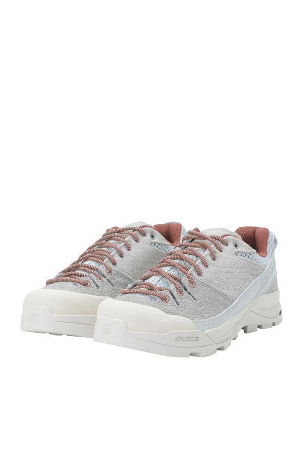 X-ALP SUEDE (엑스-알프 스웨이드) 남성 운동화는 Ice Flow, Quarry, Russet 세 가지 색상으로 출시되었습니다. 라운드 앞코 디자인과 레이스업 스타일로, 봄, 여름, 가을 계절에 걸쳐 러닝 및 일상용으로 활용하기 좋습니다. 스웨이드와 메시 소재를 사용하여 통기성을 높였으며, 3D 오픈 메시, 자수 디테일, 고무 보호 디테일, 측면 파워 밴드 등의 특징이 있습니다. 플랫 굽에 로우탑 디자인으로 캐주얼, 미니멀, 스포티한 스타일 연출에 적합합니다.
