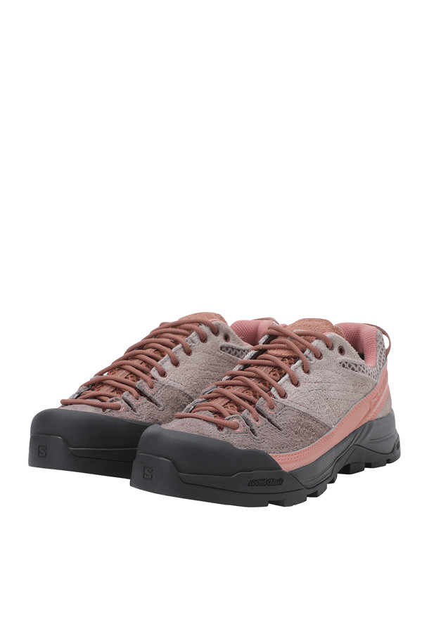 X-ALP SUEDE (엑스-알프 스웨이드) 운동화는 남성을 위한 캐주얼, 스포티, 미니멀 스타일의 신발입니다. Etherea (에테리아), Russet (러셋), Hyma Pink (히마 핑크) 세 가지 컬러로 출시되어 사계절 내내 다양한 룩에 매치하기 좋습니다. 라운드 앞코에 스웨이드와 메시 소재를 사용하여 통기성을 높였으며, 자수 패턴과 레이스업 디자인으로 포인트를 주었습니다. 3D 오픈 메시 소재, 고무 토캡, 측면 파워 밴드, 보호용 디테일 등 다양한 특징이 돋보입니다. 운동, 일상에서 활동적인 스타일을 연출하기에 적합하며, 동네 마실룩, 산책룩, 피트니스룩에 잘 어울립니다.
