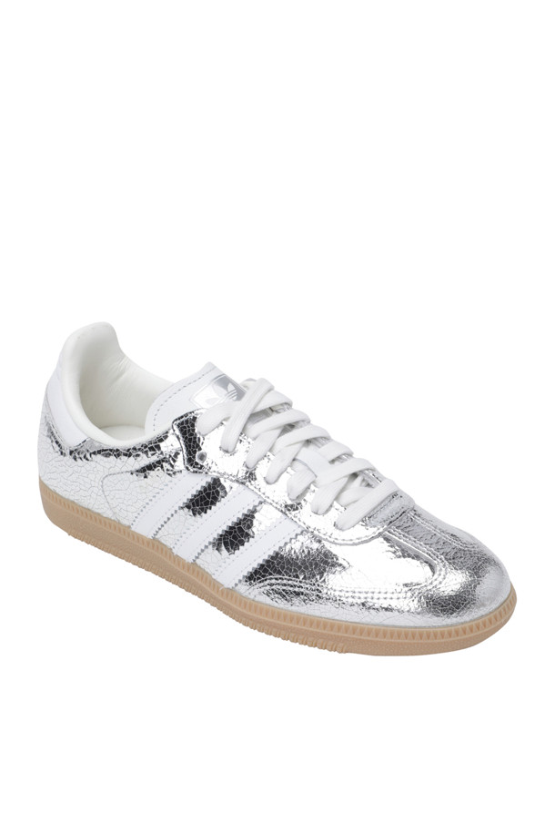 삼바 OG - 실버 메탈릭 / 클라우드 화이트 / 코어 화이트는 여성들을 위한 스니커즈입니다. 일상, 동네 마실룩, 쇼핑룩에 어울리는 디자인으로, 사계절 모두 착용 가능합니다. 실버와 화이트 컬러 조합에 라운드 앞코, 레이스 여밈이 특징이며, 메탈릭 디테일이 돋보입니다. 가죽 소재로 제작되어 미니멀, 캐주얼, 클래식 스타일을 즐기는 분들께 추천합니다.
