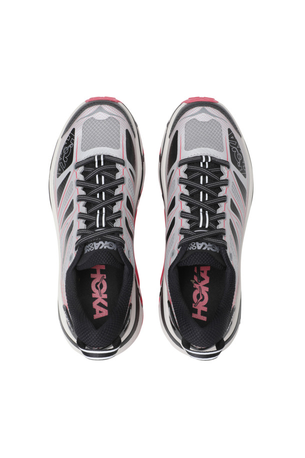 마파테 스피드 2 (galactic grey/루비 레드)는 남성용 운동화입니다. 갤럭시 그레이와 루비 레드의 세련된 컬러 조합으로 아웃도어 활동과 일상생활 모두에 잘 어울립니다. 5mm 굽 높이의 쿠셔닝 디테일과 메타로커 기술을 적용하여 장거리 및 장시간 활동에도 편안함을 제공합니다. 비브람 메가-그립 밑창은 뛰어난 접지력을 제공하여 등산룩, 여행룩, 산책룩 등 다양한 TPO에 적합하며, 고프코어, 미니멀, 스포티 스타일을 연출하기 좋습니다. 끈으로 여미는 디자인으로 안정적인 착용감을 선사합니다.
