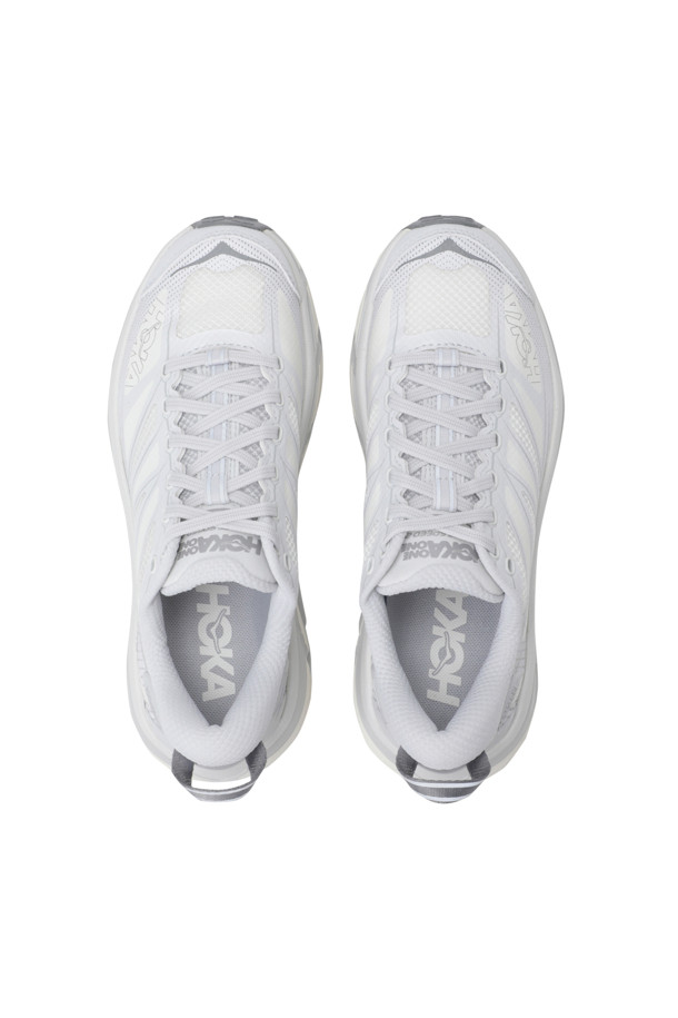 마파테 스피드 2 - 코스믹 그레이 / 알라바스터는 남성용 아웃도어, 하이킹, 일상 활동에 적합한 신발입니다. 회색과 화이트 컬러 조합의 무지 디자인으로, 사계절 모두 활용 가능한 실용적인 아이템입니다. 이 신발은 meta-rocker 기술을 사용하여 쿠셔닝을 강화했으며, Vibram Mega-Grip tread 밑창으로 접지력을 높여 장거리 및 장시간 활동에 적합합니다. 등산, 산책, 여행 시 고프코어, 캐주얼, 스포티 스타일을 연출할 수 있습니다. 굽 높이는 5mm입니다.
