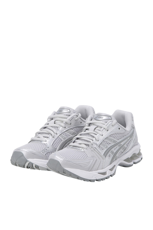 ```
GEL-KAYANO 14 - CLOUD GREY/CLAY GREY는 남성용 운동화로, 러닝과 일상 착용에 적합합니다. 그레이 컬러의 메시와 가죽 소재가 레이어드된 디자인으로, GEL 쿠셔닝과 오리지널 미드솔을 통해 편안한 착용감을 제공합니다. 사계절 모두 활용 가능하며, 신발의 레이어드 구조가 특징입니다.
```