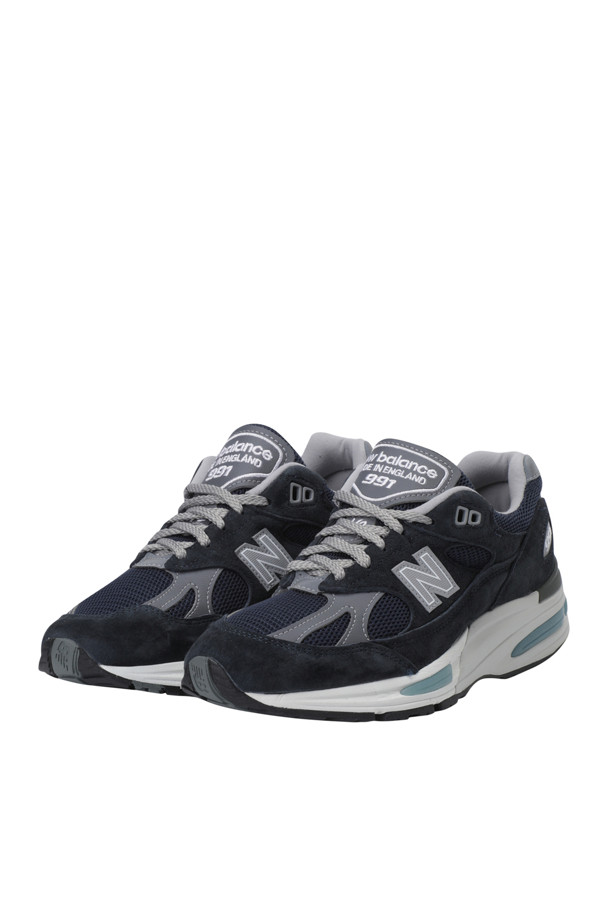 뉴발란스(NEW BALANCE) U991NV2 - 다크 네이비는 스모크드 펄, 실버 컬러 배색이 돋보이는 남성용 운동화입니다. 일상 및 러닝 활동에 적합하며, 봄, 여름, 가을 계절에 착용하기 좋습니다. 라운드 앞코 디자인에 스웨이드, 메쉬, 합성 소재를 사용하여 편안함과 스타일을 동시에 잡았습니다. 플랫 굽에 끈으로 여미는 스타일이며, FuelCell 쿠셔닝과 v2 로고 자수 패치가 특징입니다. 캐주얼, 클래식, 미니멀 스타일과 러닝룩, 가을 나들이룩에 매치하여 감각적인 연출을 완성해보세요.
