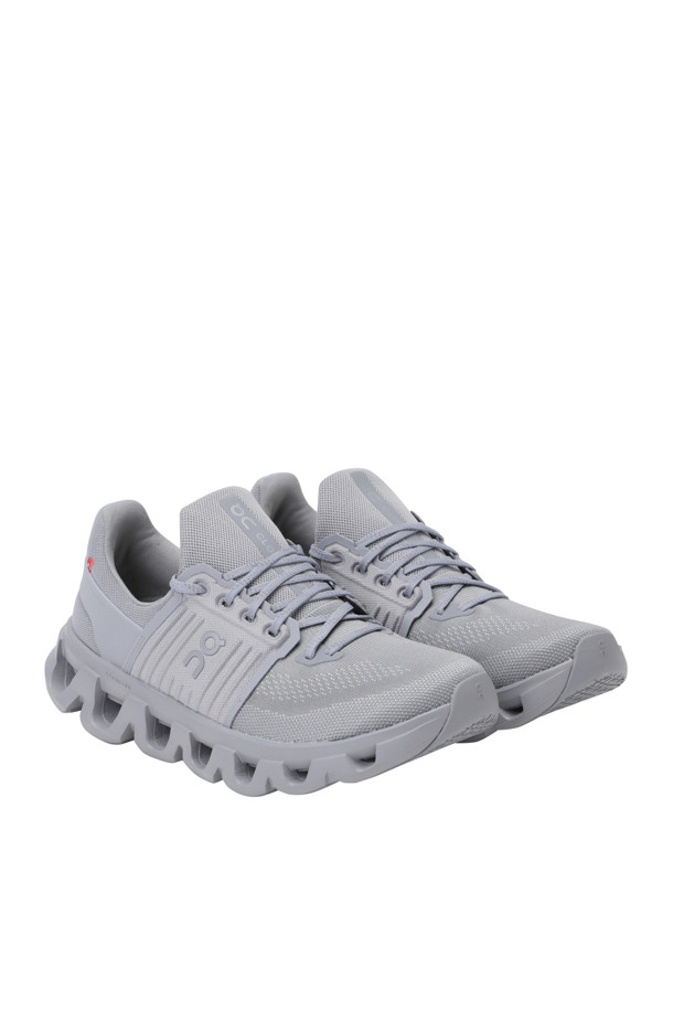 클라우드스위프트 4 AD (Alloy | Frost) 남성 러닝화는 스포티하면서 미니멀한 스타일을 연출합니다. Alloy와 Frost 컬러 조합의 무지 디자인으로 사계절 모두 활용 가능합니다. 이중 밀도 Helion™ 슈퍼폼과 방수 마감 처리, 내구성이 강화되어 뛰어난 쿠셔닝과 방수 기능을 제공합니다. 러닝룩에 적합하며 편안함과 스타일을 동시에 만족시키는 아이템입니다.
