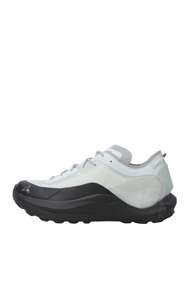 Sella (셀라) 프로스티드 민트 블랙 남성 운동화는 일상, 하이킹 등 다양한 활동에 적합한 남성용 스니커즈입니다. 미니멀하고 캐주얼한 스타일로, 봄, 여름, 가을 계절에 착용하기 좋습니다. ProWave Jaquard 발수 나일론 갑피와 EVA 미드솔을 사용하여 편안함과 기능성을 높였습니다. 라운드 앞코와 레이스업 디자인, 재활용 고무 Ecostep 컴파운드, Vibram 트랙션 러그가 특징이며, 동네 마실룩, 산책룩, 여행룩에 잘 어울립니다. 민트와 블랙 컬러의 조화가 세련된 느낌을 줍니다.
