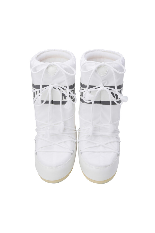 MB 아이콘 나일론 부츠 - 화이트는 유아동을 위한 겨울 방한 부츠입니다. 100% 발수 소재와 미끄럼 방지 고무 밑창으로 제작되어 눈, 비가 오는 날씨에도 안심하고 착용할 수 있습니다. 화이트 컬러의 무지 디자인에 실버톤 메탈 아일릿과 교차형 튜브 레이스를 사용하여 캐주얼, 미니멀, 고프코어 스타일을 연출하기 좋습니다. 입구 부분의 끈으로 착용감을 조절할 수 있으며, 일상, 산책, 여행 등 다양한 상황에서 활용 가능합니다. 플랫 굽으로 편안한 착용감을 제공합니다.
