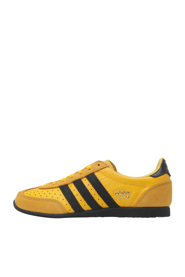 Japan 슈즈 - 크루 옐로우 / 코어 블랙 / 골드 메탈릭은 여성용 운동화입니다. 라운드 앞코 디자인에 가죽 및 합성 소재를 사용하여 편안함을 더했습니다. 봄, 여름, 가을 계절에 맞춰 동네 마실룩, 산책룩, 여행룩 등 다양한 TPO에 활용할 수 있으며, 캐주얼, 미니멀, 스포티 스타일을 연출하기 좋습니다. 굽 높이는 낮고 플랫 타입이며, 로고 패턴과 레이스업 여밈으로 포인트를 주었습니다. 천공 디테일, EVA 미드솔, 고무 아웃솔, T-토 디자인, 3-스트라이프 디테일이 특징입니다.
