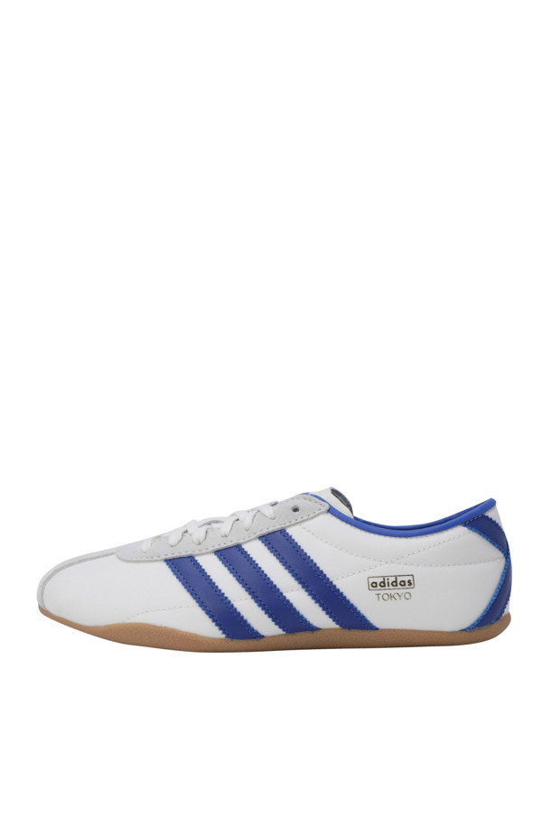 도쿄 - 오프 화이트 / 로얄 블루 / 골드 메탈릭 여성 스니커즈는 캐주얼, 미니멀, 스포티한 스타일을 연출하기에 좋습니다. 봄, 여름, 가을 계절에 어울리며, 일상, 산책, 여행 등 다양한 TPO에 활용하기 좋습니다. 나일론 소재와 슬림한 핏으로 제작되었으며, 좁은 발볼에 레이스업 방식으로 편안하게 착용할 수 있습니다. 오프 화이트, 로얄 블루, 골드 컬러 조합이 세련된 느낌을 주며, 고무 밑창으로 안정적인 착화감을 제공합니다.
