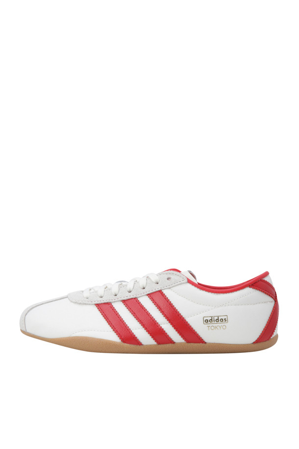 도쿄 오프 화이트/베터 스칼렛/검 여성 스니커즈는 캐주얼, 미니멀, 스포티한 스타일을 연출하기에 완벽합니다. 라운드 앞코에 낮음 굽의 플랫 디자인으로 편안함을 더했으며, 나일론과 고무 소재를 사용하여 봄, 여름, 가을 계절에 걸쳐 활용하기 좋습니다. 레이스업 스타일의 로우탑 디자인은 발볼이 좁은 여성에게 슬림한 핏을 제공하고, 동네 마실, 산책, 여행 등 다양한 TPO에 매치하기 좋습니다. 화이트, 레드, 검정 세 가지 컬러 옵션으로 출시되어, 어떤 룩에도 포인트를 줄 수 있는 매력적인 여성 운동화입니다.
