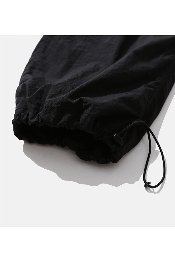 유틸리티 하이킹 라인드 팬츠 - 블랙은 남성용 긴바지로, 가을과 겨울에 적합한 두꺼운 두께감의 팬츠입니다. 나일론과 면 혼방 소재에 기모 안감으로 보온성을 높였으며, 루즈핏으로 편안한 착용감을 제공합니다. 허리 벨트 조절, 지퍼 포켓, 거셋 디테일, 밑단 스트링, 내장형 이밴드 등 하이킹과 아웃도어 활동에 유용한 기능들을 갖추었습니다. 스포티, 캐주얼 스타일 연출이 가능하며 등산, 캠핑, 겨울철 데일리룩에 활용하기 좋습니다.
