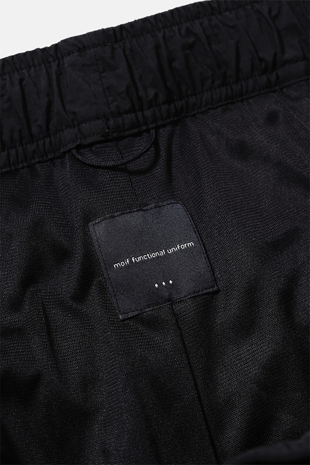 유틸리티 하이킹 라인드 팬츠 - 블랙은 남성용 긴바지로, 가을과 겨울에 적합한 두꺼운 두께감의 팬츠입니다. 나일론과 면 혼방 소재에 기모 안감으로 보온성을 높였으며, 루즈핏으로 편안한 착용감을 제공합니다. 허리 벨트 조절, 지퍼 포켓, 거셋 디테일, 밑단 스트링, 내장형 이밴드 등 하이킹과 아웃도어 활동에 유용한 기능들을 갖추었습니다. 스포티, 캐주얼 스타일 연출이 가능하며 등산, 캠핑, 겨울철 데일리룩에 활용하기 좋습니다.
