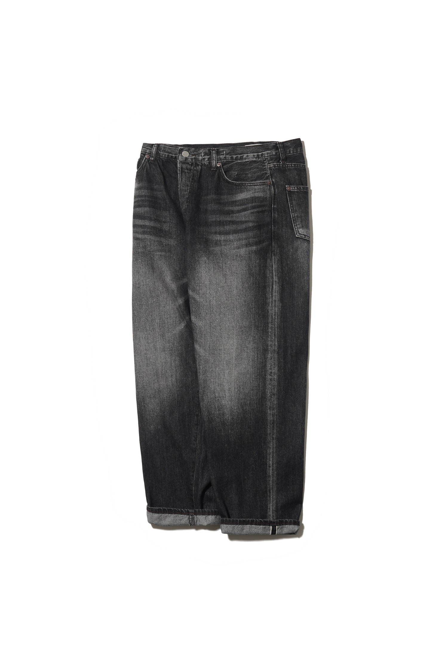 오가닉 코튼 와이드 테이퍼드 데님 팬츠 워시드 블랙은 빈티지하고 클래식한 무드를 자아내는 남성용 데님 팬츠입니다. 1947년 XX 모델을 오마주하여 제작되었으며, 1차 워싱 가공을 거쳐 자연스러운 색감과 부드러운 착용감을 제공합니다. 셀비지 데님, 오가닉 코튼 소재를 사용하여 내구성이 뛰어나며, 5포켓 디자인과 WALDES 버클, 가죽 라벨 디테일로 완성도를 높였습니다. 데이트룩, 쇼핑룩 등 다양한 TPO에 활용 가능하며, 클래식, 미니멀, 워크웨어 스타일을 즐겨 입는 분들께 추천합니다. 와이드 핏과 테이퍼드 핏으로 편안하면서도 세련된 핏을 연출합니다.
