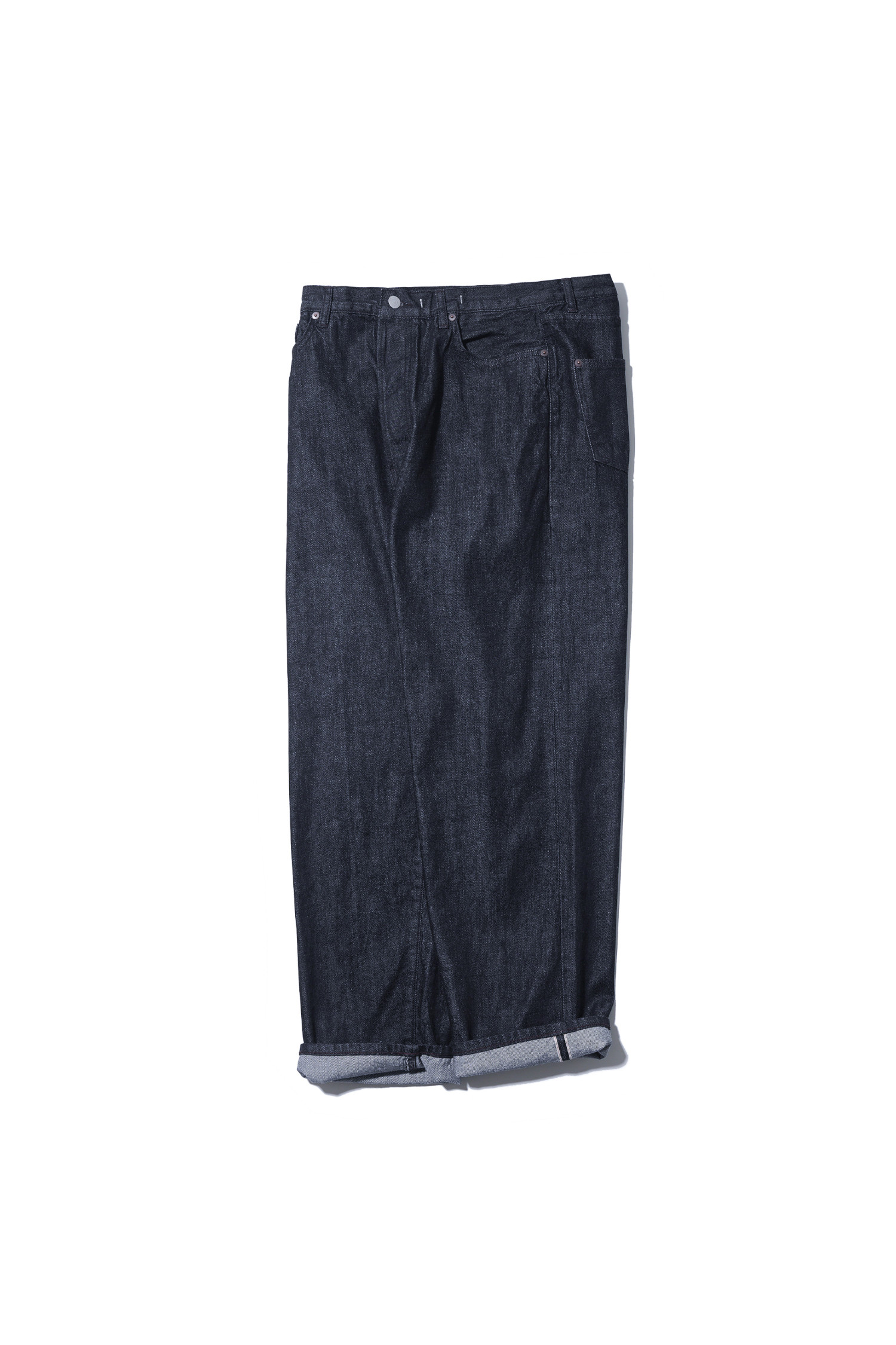 유기농 코튼 와이드 테이퍼드 데님 팬츠 (원워시, 인디고)는 클래식과 빈티지 스타일을 아우르는 남성용 데님 팬츠입니다. 뻣뻣한 질감의 두꺼운 데님 소재로 제작되어 사계절 내내 착용 가능하며, 와이드 핏과 테이퍼드 디자인으로 편안함과 트렌디함을 동시에 선사합니다. 셀비지 데님, 원워시 가공, 오가닉 코튼, WALDES's 버클, 5포켓 디자인, 가죽 라벨 등 섬세한 디테일이 돋보입니다. 데이트룩, 카페룩, 미니멀, 워크웨어 스타일을 즐기는 분들께 추천합니다.
