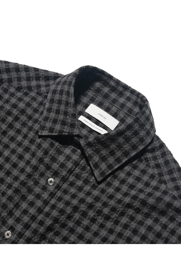 차콜 색상의 C/W 깅엄 체크 워크 셔츠는 클래식과 캐주얼 스타일을 아우르는 남성 의류입니다. 부드러운 촉감의 면과 울 혼방 소재로 제작되어 봄, 가을에 적합하며, 릴랙스 핏으로 편안한 착용감을 선사합니다. 차이나 칼라와 긴소매 디자인, 중간 두께감으로 다양한 스타일 연출이 가능하며, 데이트룩과 비즈니스 캐주얼에 활용하기 좋습니다. 깅엄 체크 패턴은 캐주얼한 무드를 더하고, 천연 자개 단추, 전면 포켓, 밑단 라운딩, 삼각 거셋 디테일로 디자인의 완성도를 높였습니다.
