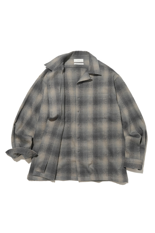 빈티지 텍스처 오픈 칼라 셔츠 - 그레이는 가을, 겨울 시즌에 어울리는 클래식하고 빈티지한 무드의 셔츠입니다. 부드러운 촉감의 울과 면 혼방 소재로 제작되었으며, 선염 체크 패턴이 돋보입니다. 오픈 칼라 디자인과 긴 소매, 자개 단추, 옆 트임 디테일이 특징이며, 축융 트윌 원단을 사용하여 고급스러움을 더했습니다. 데이트룩, 가을 나들이룩, 겨울 데일리룩 등 다양한 TPO에 맞춰 클래식, 미니멀, 캐주얼 스타일로 연출하기 좋습니다.
