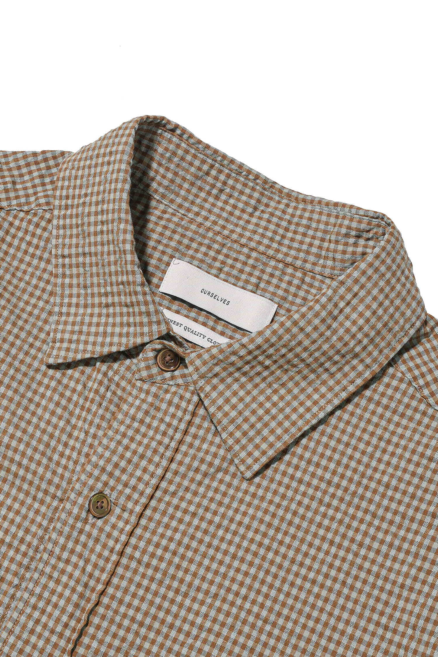 플레드 깅엄 체크 셔츠 카멜/민트입니다. 부드러운 촉감의 오가닉 코튼 소재로 제작되어 봄, 여름 시즌에 시원하게 착용하기 좋습니다. 릴랙스 핏과 레귤러 기장으로 편안한 착용감을 선사하며, 빈티지하면서도 클래식한 무드를 연출합니다. 시어서커 원단, 얇은 두께, 통기성 우수한 디자인으로 쾌적함을 더하고, 전면부 포켓과 밑단 라운딩, 삼각 거셋, 천연 자개 단추 디테일로 완성도를 높였습니다. 데이트룩, 카페룩, 미니멀, 클래식, 캐주얼 등 다양한 스타일에 활용하기 좋은 셔츠입니다.
