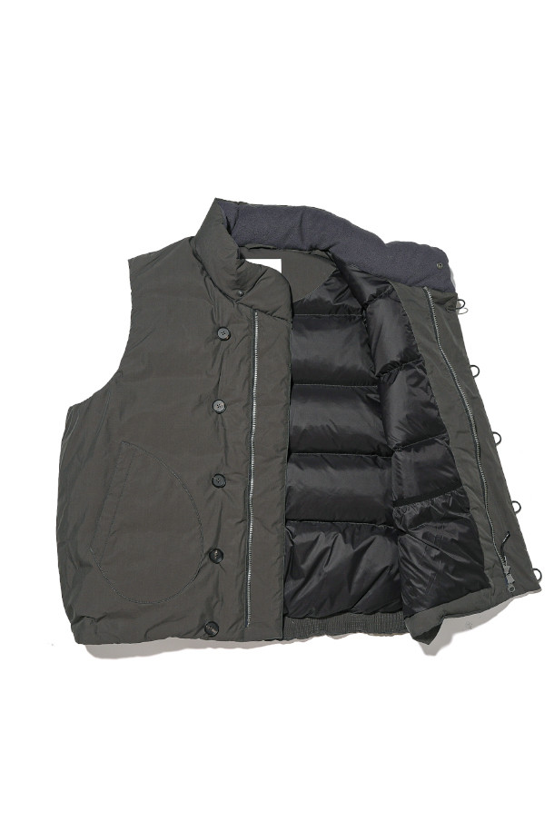 GOOSE DOWN MIL 베스트 - 차콜은 겨울철 캐주얼룩을 완성하는 데일리 아이템입니다. 밀리터리 무드를 담은 베이직한 디자인에, 무지 패턴과 차콜 컬러로 어떤 옷에도 쉽게 매치할 수 있습니다. 구스다운 충전재를 사용하여 보온성을 높였으며, 밑단 스트링 조절과 암홀 밴딩 디테일로 활동성을 더했습니다. 겉감은 면, 폴리에스테르, 나일론 혼방으로 부드러운 촉감을 자랑하며 생활 발수 기능까지 갖춰 실용적입니다. 산책이나 여행 시, 스타일리시하고 따뜻하게 착용할 수 있는 레귤러핏 베스트입니다.
