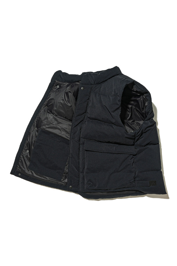 **DUCK DOWN MARK 베스트 - 네이비**는 추운 날씨에도 따뜻함을 선사하는 데일리 아우터입니다. 유러피안 덕다운 충전재를 사용하여 보온성을 극대화했으며, 영국군 바디 아머 디자인을 모티브로 한 밀리터리 스타일의 베스트입니다. 톤 다운된 네이비 컬러와 무지 패턴으로 어떤 룩에도 자연스럽게 녹아듭니다. 간절기와 겨울철 레이어링하여 클래식, 미니멀, 워크웨어 등 다양한 스타일을 연출해 보세요. 생활 방수 기능과 스냅 여밈 방식으로 실용성을 더했습니다.
